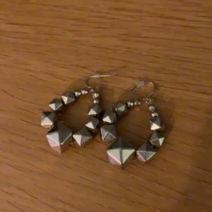 Silverfärgade örhängen - Silverfärgade örhängen säljes för endast 20:-.