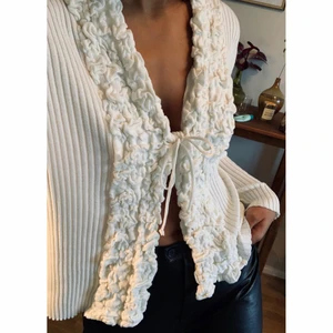 Ribbstickad blus - Ribbstickad smockad blus🤍 Material: viskos/acetat/elastan. Står storlek 44 men passar mig som är strl 38. Passar säkert storlek mindre eller större också. Beror på hur du vill att den sitter.