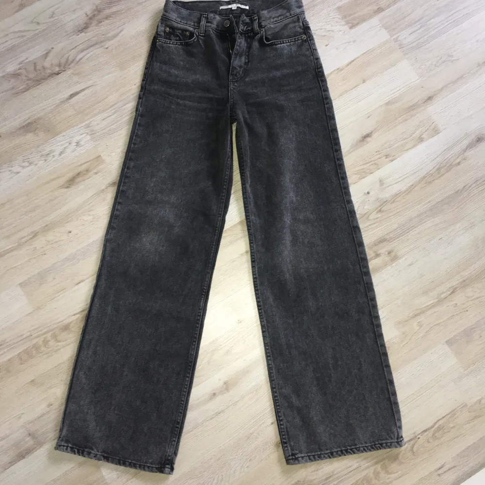 Superfina wideleg jeans från Junkyard☺️ Använda några gånger, köpta förra året för 500kr. Fint skick, säljs pga för små. Köparen står för frakt. Jeans & Byxor.