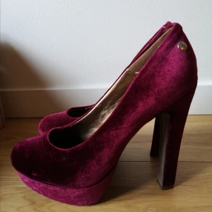 Platåpumps  - Supersnygga pumps i sammet. Använda men välbevarade, inga fläckar eller skador. 