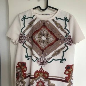 T-shirt från zara - T-shirt från zara, mönstrad. Knappt använd, inköpt 2019, pris 50kr, storlek s