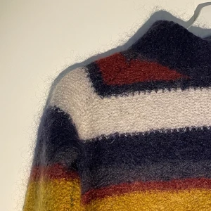 vintage sweater - vintage ylletröja i roliga färger. köpt secondhand och det står storlek L men den måste ha krymt för skulle säga att den är XS nu. Perfekt för vintern, älskar med hopp om att det kan bli någon annans nya favoritröja.