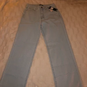  Wide Jeans - Ljusblå  - Superfina jeans! Helt nya, endast provade en gång! Aldrig använd pga för små. Nypris 350 kr, det går bra att buda:) 