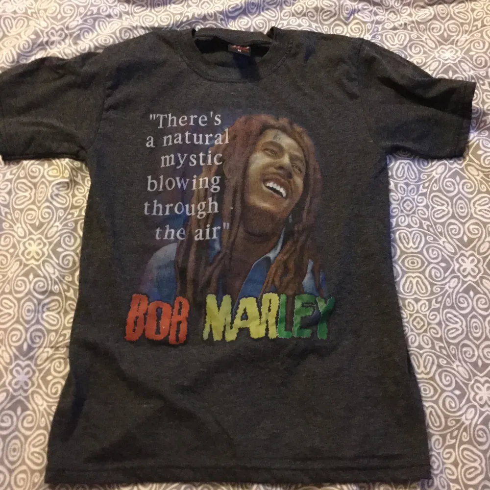 En jätte fin Bob Marley T-shirt ,använt endast en gång. Storlek M 💖 frakt tillkommer!. T-shirts.