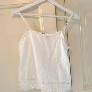 Vit sommarlinne strl xs - Blusliknande mönstrad sommarlinne från crocker i bra skick. Använd ett fåtal gånger. Väldigt söt men tyvärr för liten för mig:(