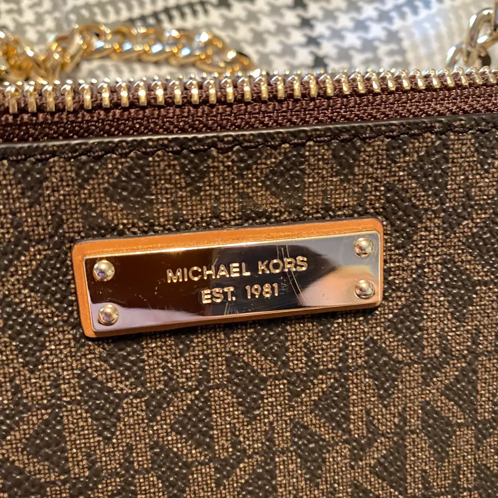 Liten Michael Kors väska. Väldigt fint skick, använd ett fåtal gånger! Kan skickas mot att köparen betalar frakt. . Väskor.