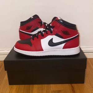 Nike Air Jordan 1 Chicaco Black Toe 38,5 - Storlek 38,5 • Nike Air Jordan 1 Chicago Black Toe (black/red/white) • Helt nya och oanvända från Footlocker, i originallåda • Pris 1900 kr • Får gärna buda, och prioriterar snabb affär • Kan mötas upp i Stockholm eller frakta, köparen betalar frakt!