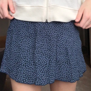 Kjol från Hm - Säljer denna nästan oanvända kjolen från HM, köpt för ca 2 år sedan men använt ca 2 gånger efter det! Kan både vika upp kanten så den blir kortare + ha ”som vanligt”. Pris kan diskuteras, buda (privat)! 💞 Kund betalar frakt! 