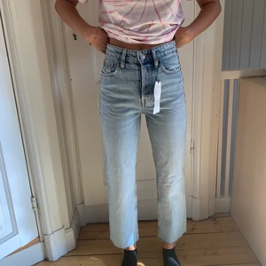 Zara Hi-Rise Cropped jeans storlek 32 - Säljer ett par skit snygga  ljusa jeans från Zara, men tyvärr aldrig använda pga för liten storlek. Jag kan mötas upp på annars får du betala frakten! 
