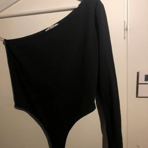 Topp från nakd - Köpt förra sommaren, använd 1 gång. Snygg snedskuren body i storlek 38. Fick inte användning av den för det är inte riktigt min stil. 