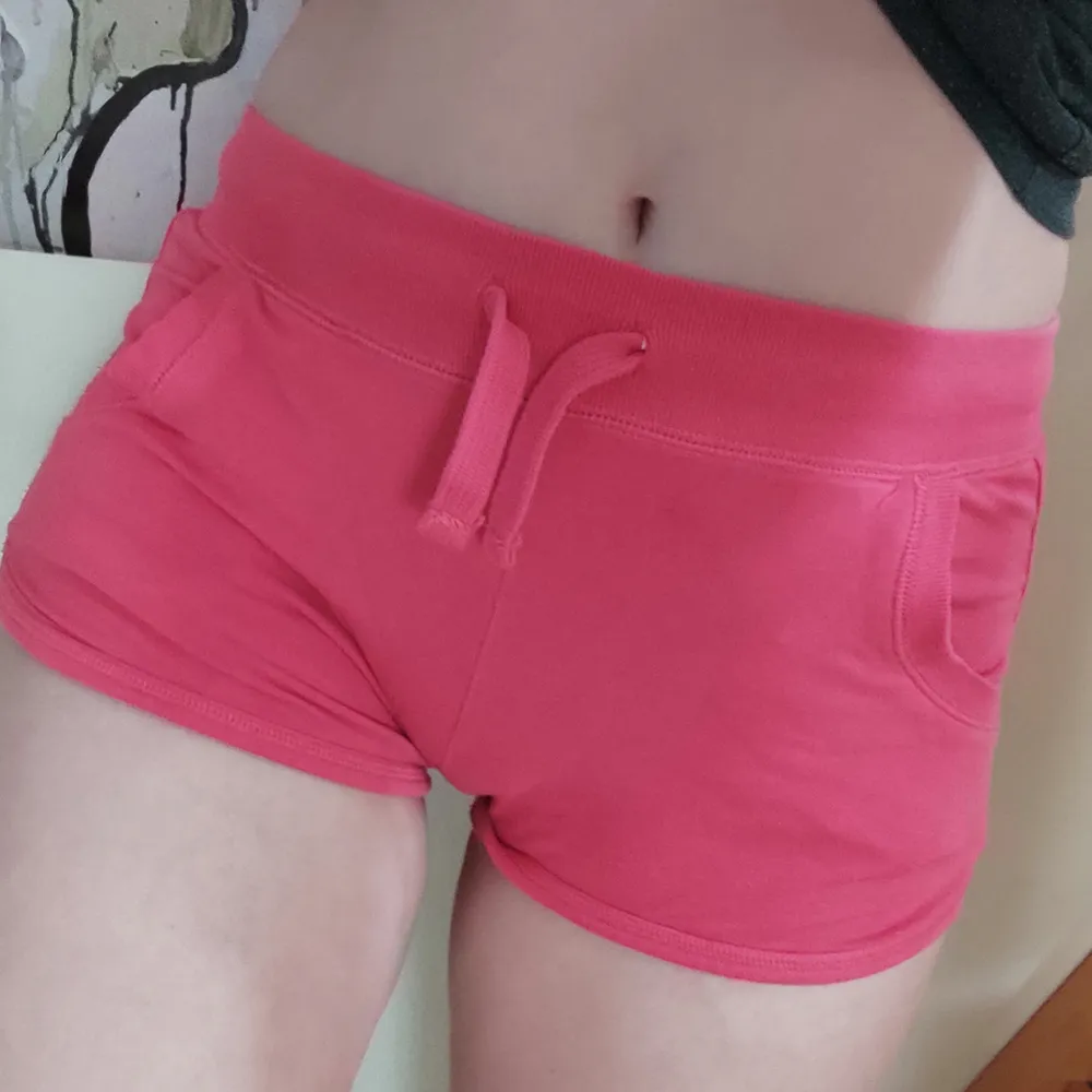 Neonish rosa mjukis shorts. As mysiga och sköna. Väldigt strechiga :) nyskick! Köparen står för frskt. Är 177cm. ✨👍 Vet ej märke ellee storlek men tipppar på M. S kan också ha fast lite mer loose fit. . Shorts.