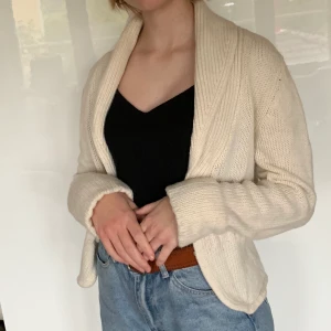 Vit kofta - Stickad vit kofta med snygga detaljer vid spännet. Mycket bekväm och bra kvalitet. Storlek S/M. Pris 100kr + frakt🌶