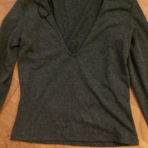 Grå V-ringad tröja - HM, storlek S, köpare står för frakt