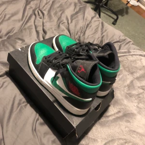 Jordan 1 mid Pine green - Gröna jordan 1 mids. Ganska bra skick, dock skadad box. Sålda för 2400kr