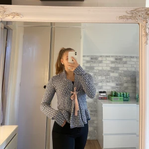 Blå och vit Oddmolly kofta - Koftan är i väldigt fint skick och är använd ca 2 gånger, nypriset var 1 257kr den säljs då den inte kommer till någon användning💞 koftan sitter som en storlek S, köparen står för frakten☺️☺️