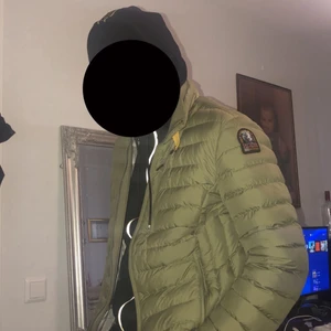 Äkta Parajumper ugo jacka stl M  - Super snygg äkta parajumper ugo jacka, endast använd en vinter. Köpt 2019. 