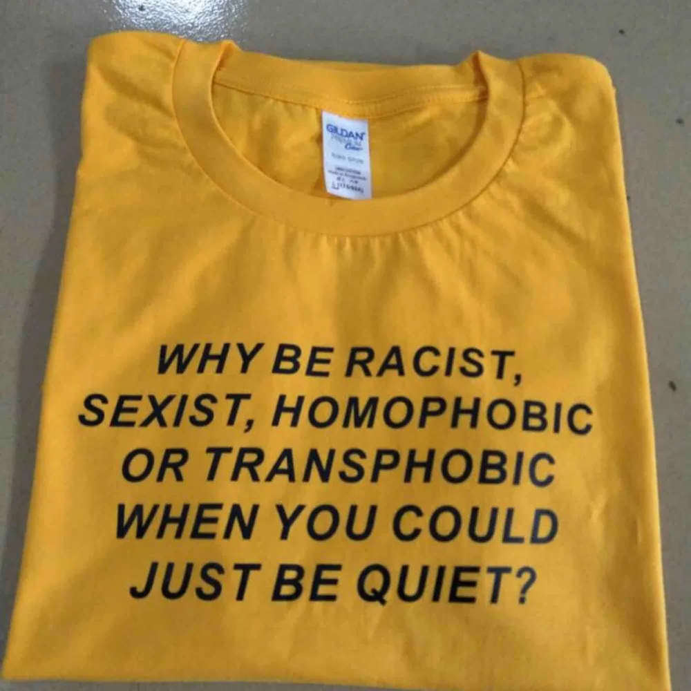 En tröja med fint budskap i gult som jag inte använder längre, 40 kr går till kvinna till kvinna, en organisation för att ge kvinna starkare politiskt inflytande i utsatta länder❤️. T-shirts.