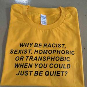 En tröja med fint budskap i gult som jag inte använder längre, 40 kr går till kvinna till kvinna, en organisation för att ge kvinna starkare politiskt inflytande i utsatta länder❤️