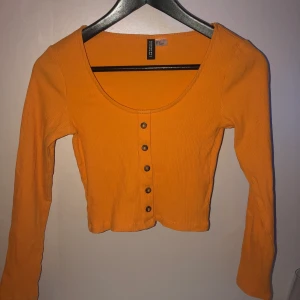 Gul topp från H&M - Storlek S, använd fåtal gånger
