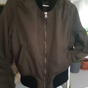 Bomba jacka - Väldigt fin jäcka från topshop. Perfekt till hösten 