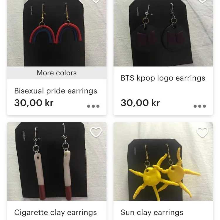 Hej! Jag har startat en etsy men jag kan oxå sälja här på plick. Gör örhängen av lera, har tänkt göra fler men de här är det som finns just nu. Du kan välja annan färg etc. Bisexuell örhängena går att välja annan flagga också om du vill! (Kostar 20kr st +20 kr frakt) gratis frakt om du köper fler än 2 par. (Uppdatering, ja säljer inte sol örhängena just nu då ja märkte att de gick lätt sönder!). Accessoarer.