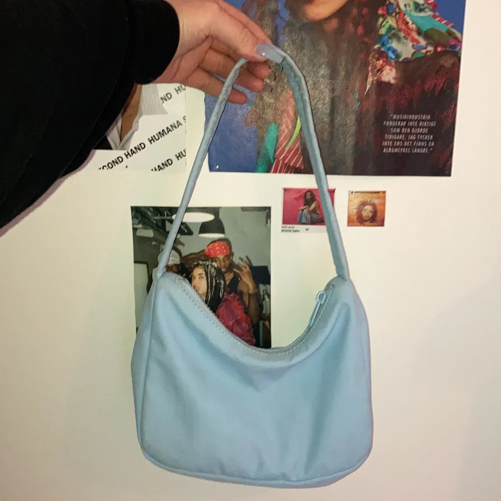 babyblå trendig handväska från gina🦋🦋 Endast använd någon gång. Väskor.