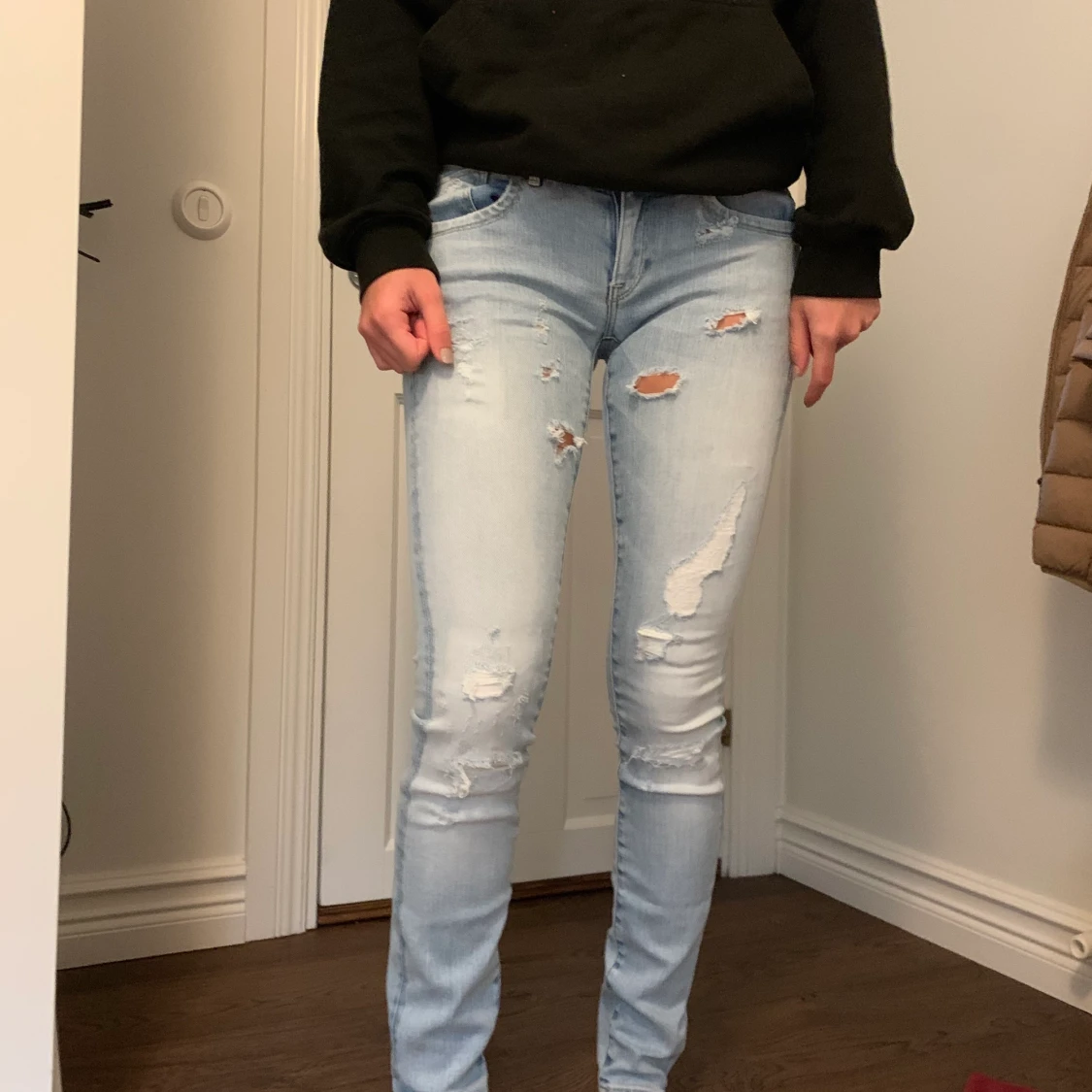 Ljusblåa ripped jeans. - 90