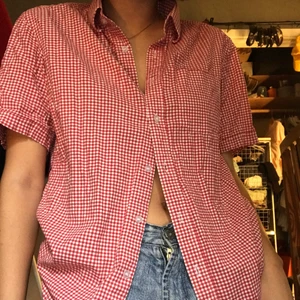 Najs skjorta! - En verkligen så fin skjorta som jag tyvärr aldrig använt! Den är jättefin och är i en lite större M!!