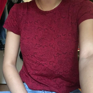 Söt T-shirt! - Superfin röd T-shirt med mönster!! Tyget är supermjukt och lite fladdrigt!!