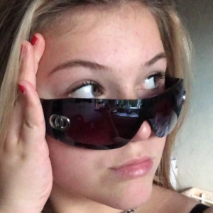 skitcoola glasögon från beyond retro✨ - säljer dessa skitcoola 2000s glasögonen ifrån beyond retro✨ Köpte dom för ca 1 månad sen, jag har nästan aldrig andvänt dom därför säljer jag dom❤️ bra skick (frakt ingår i priset)