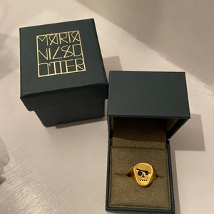 Helt ny Maria nilsdotter ring  - Hej, säljer min helt oanvänd Maria nilsdotter ring, pirate. Storlek 14 mm så passar på lillfingret. Kommer med Ask. 