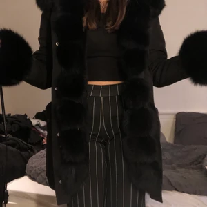 Garoff jacka  - En parka jacka från garoff i äkta päls. Den är i storlek M/L och har inga skador även använd fåtal gånger 