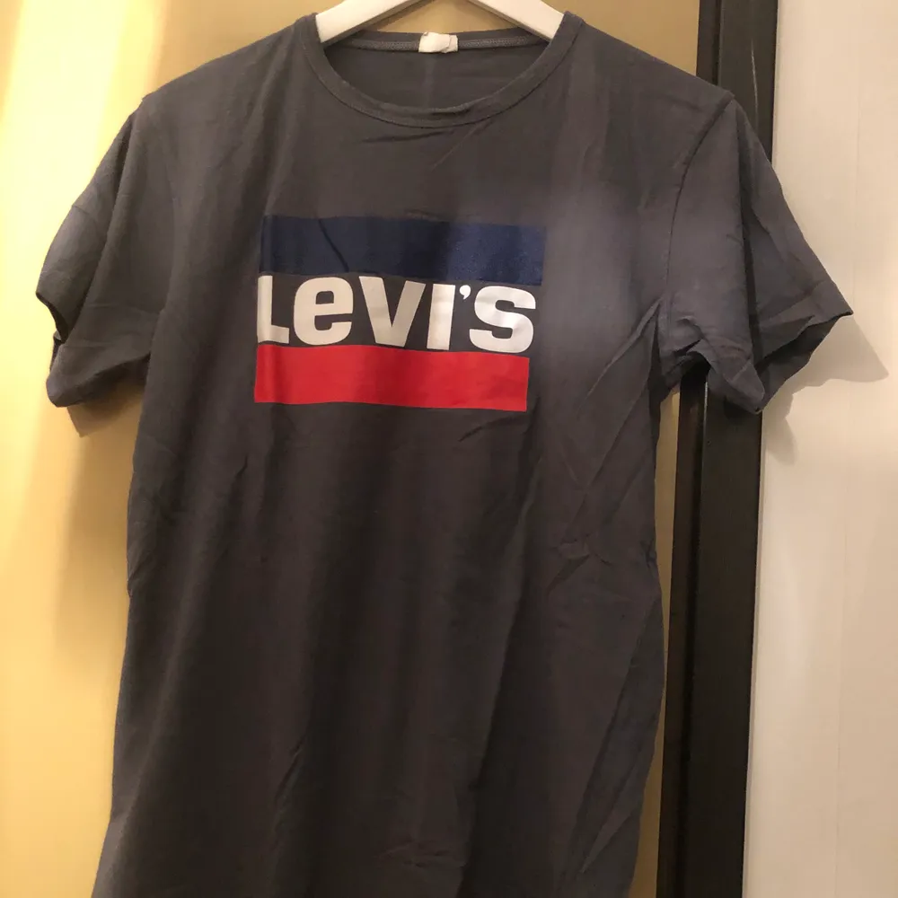 Grå Levis tröja, storlek M. 100 kr   Finns att hämtas i Karlskrona, i stan. Fraktas för 63 kr  . T-shirts.