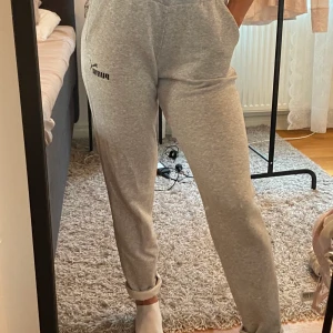 Puma Sweatpants - Dessa gråa och trendiga mjukisbyxor från puma kommer vara din nya favorit i garderoben (väldigt mjuka)! Passar en S, XS och är i bra skick.