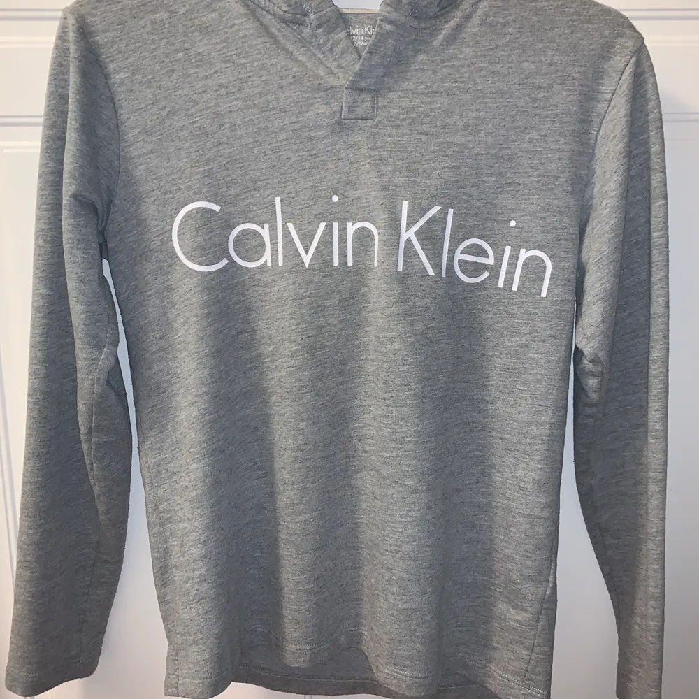 Calvin Klein tröja i storleken 152/162 men passar xxs/XS. Tröjan är i ganska bra skick men ta hänsyn till att den är använd. . Tröjor & Koftor.