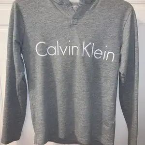 Calvin Klein tröja i storleken 152/162 men passar xxs/XS. Tröjan är i ganska bra skick men ta hänsyn till att den är använd. 