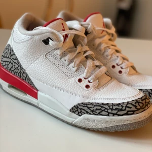 Nike air Jordan  - Säljer ett par Air Jordan storlek 39. Inte använda mycket. Buda eller kom med prisförslag. Kan skickas mot fraktavgift eller mötas i Stockholm (Karlaplan).