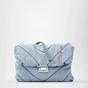 Väska i denim - Ljusblå handväska köpt på zara i våras, väldigt rymlig och ganska stor. Köpt för 399.