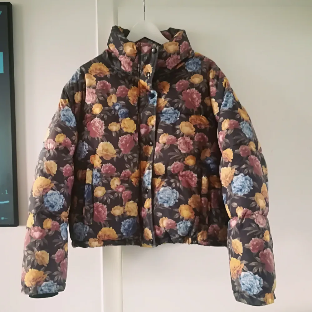 Beautiful flowery puffer jacket from NA-KD, great condition. Size is 40. 56 cm long and back is 56x 2 cm wide.🍁🌳🏵️🎃. Jackor.
