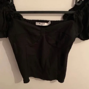 Na-kd topp - Supergullig topp från NA-KD i strl XS. Frakt tillkommer🥰 Endast använd en gång