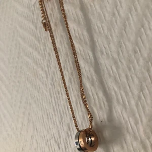 Ett halsband från classic steel - Ett halsband från classic steel. Orginalpris 600 kr helt ny ett halsband i rose och silver Hör av er vid fler bilder eller intresse🥰❤️