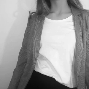 kavaj  - säljer denna grå kavaj ifrån Hm. säljer då jag aldrig använder den. kan frakta. Stl 38 men sitter som en S