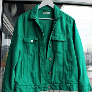 Klargrön jeansjacka, knappt använd - Snygg jeansjacka i grönt! Tyvärr har den knappt kommit till användning. 