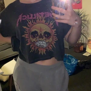 Kroppad Metallica tröja - T-shirt matrial ganska luftig. Jätte skön tröja