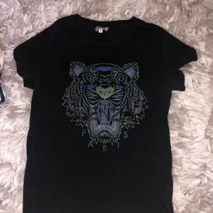 Äkta Kenzo t-shirt - Kenzo t-shirt i storlek xs, blått märke. 