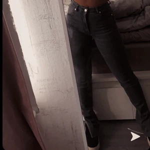 Jeans med slits - Skit snygga gråa jeans med slist, använt några få gånger, storlek xs men passar även dom som är s