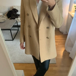 Kappa zara - Fin beige kappa från Zara! Jag är 177cm så normal längd på kappa