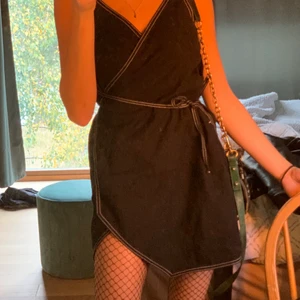 Miniklänning med knytning! - Ursäkta mitt stökiga rum och smutsiga spegel- snygg klänning som är typ wrap-around/knyt klänning. Storlek XS! Köpt från weekday och minimalt använd💕🌷