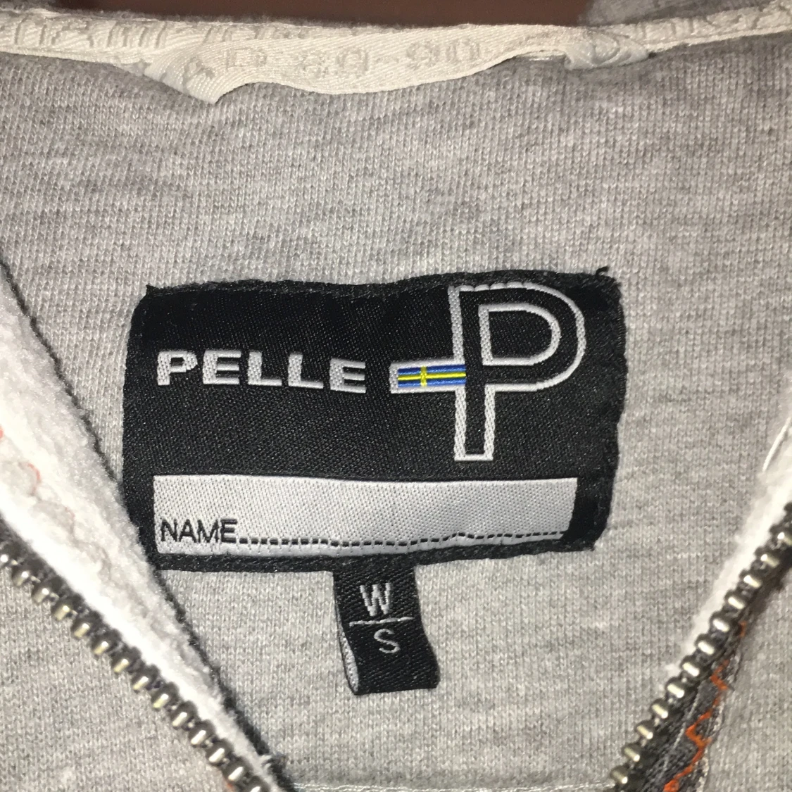 En PELLE P grå tröja med luva  - 91