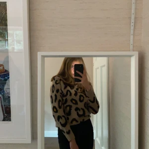 Stickad leopardtröja - En superfin stickad tröja som tyvärr inte kommer till användning då jag har för många! Superskönt material som inte sticks.💕💕